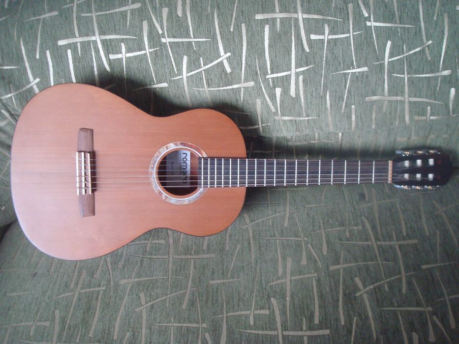 Продам детскую классическую гитару