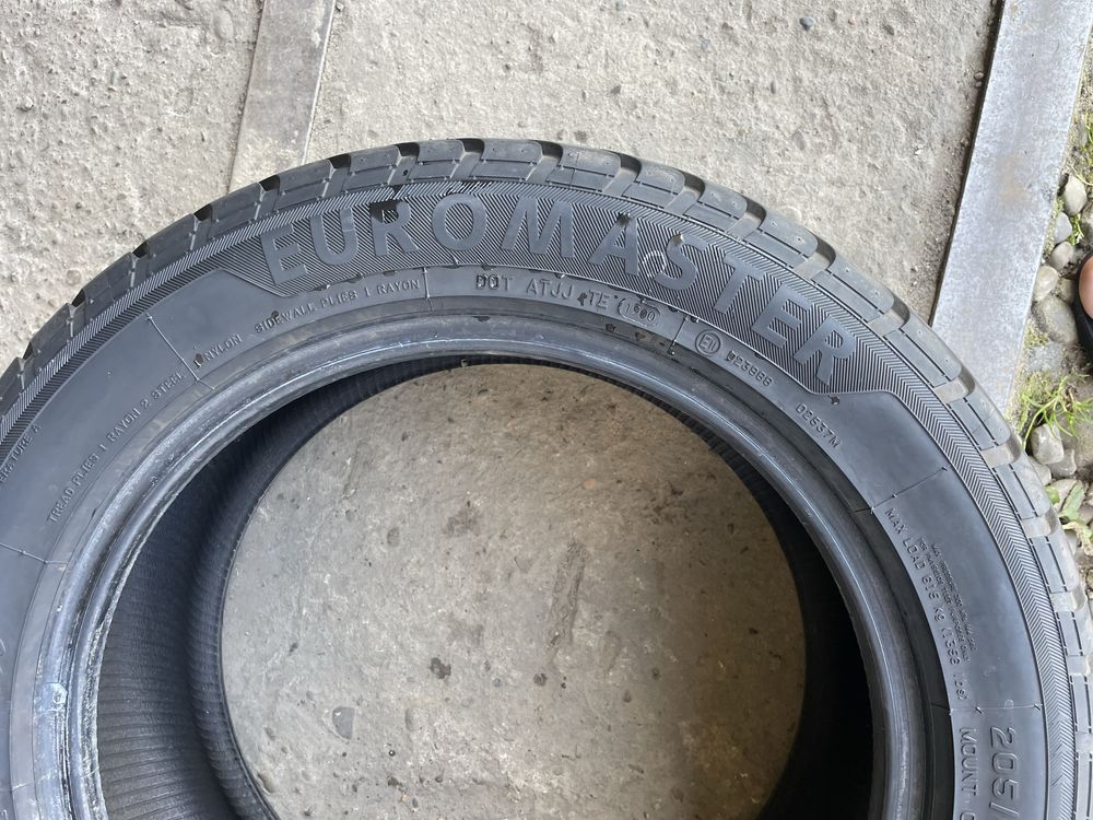 Шини 205/55R16  Резина без порезов, гуль и латок.