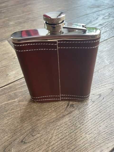 Na zimę wspaniała nierdzewna piersiówka, wykończona skórą!