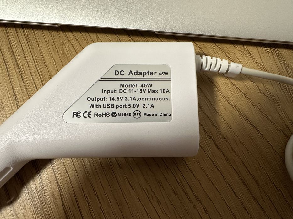 Автомобільна зарядка (автомобільний зарядний пристрій) для MacBook