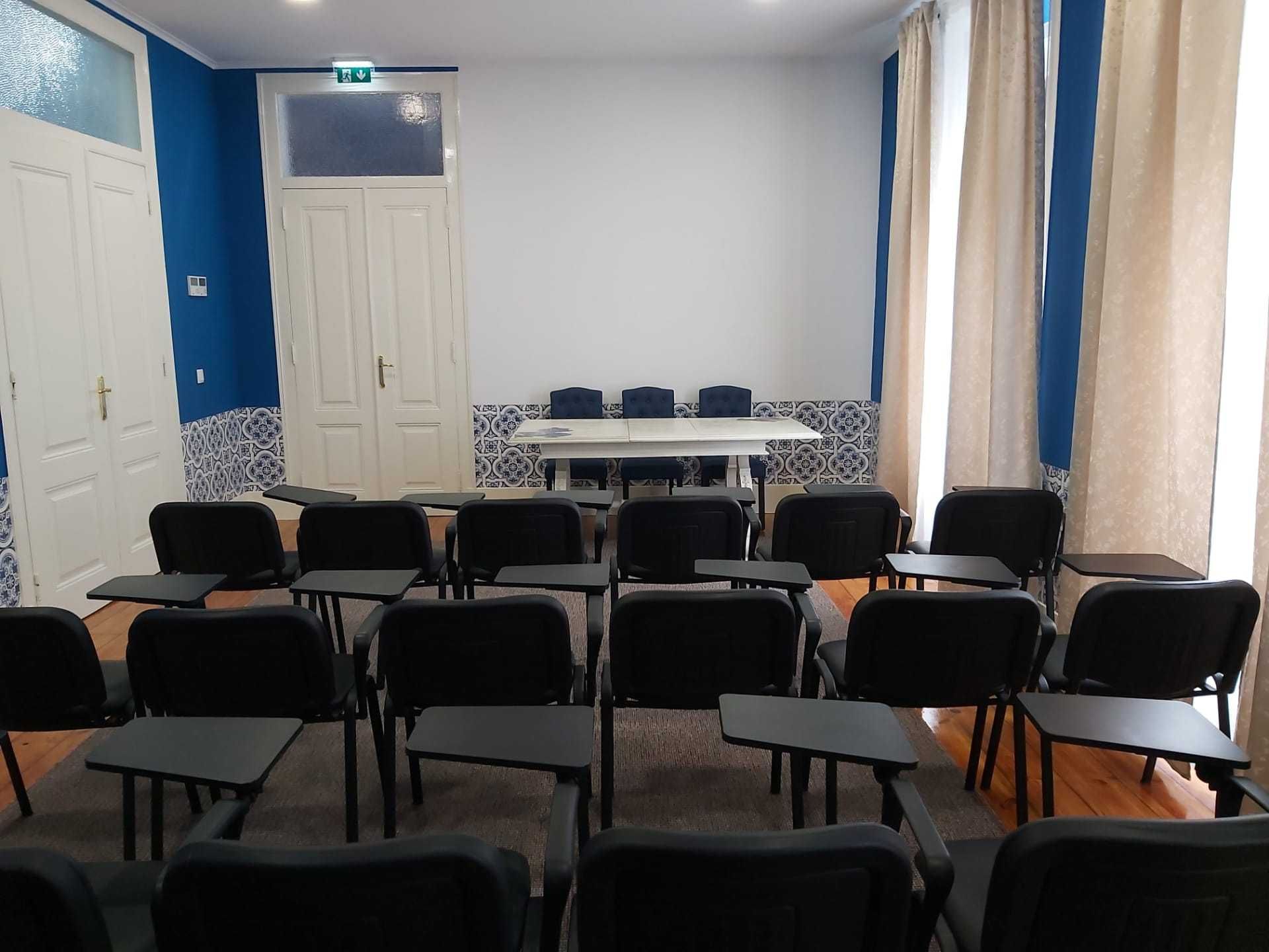 Aluga-se sala polivalente para eventos.