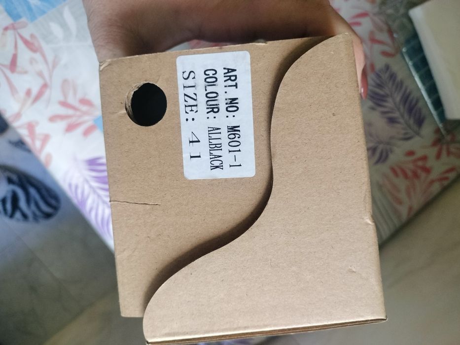 Tênis novos  pretos em caixa