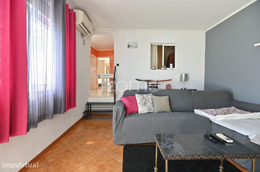 Moradia com duas habitações independentes e sótão no centro da Abób...