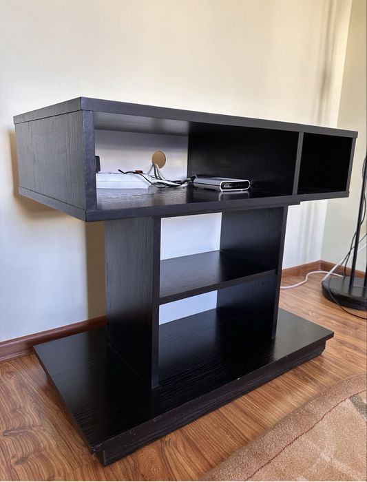 Szafka RTV obrotowa pod telewizor kolor czarny.