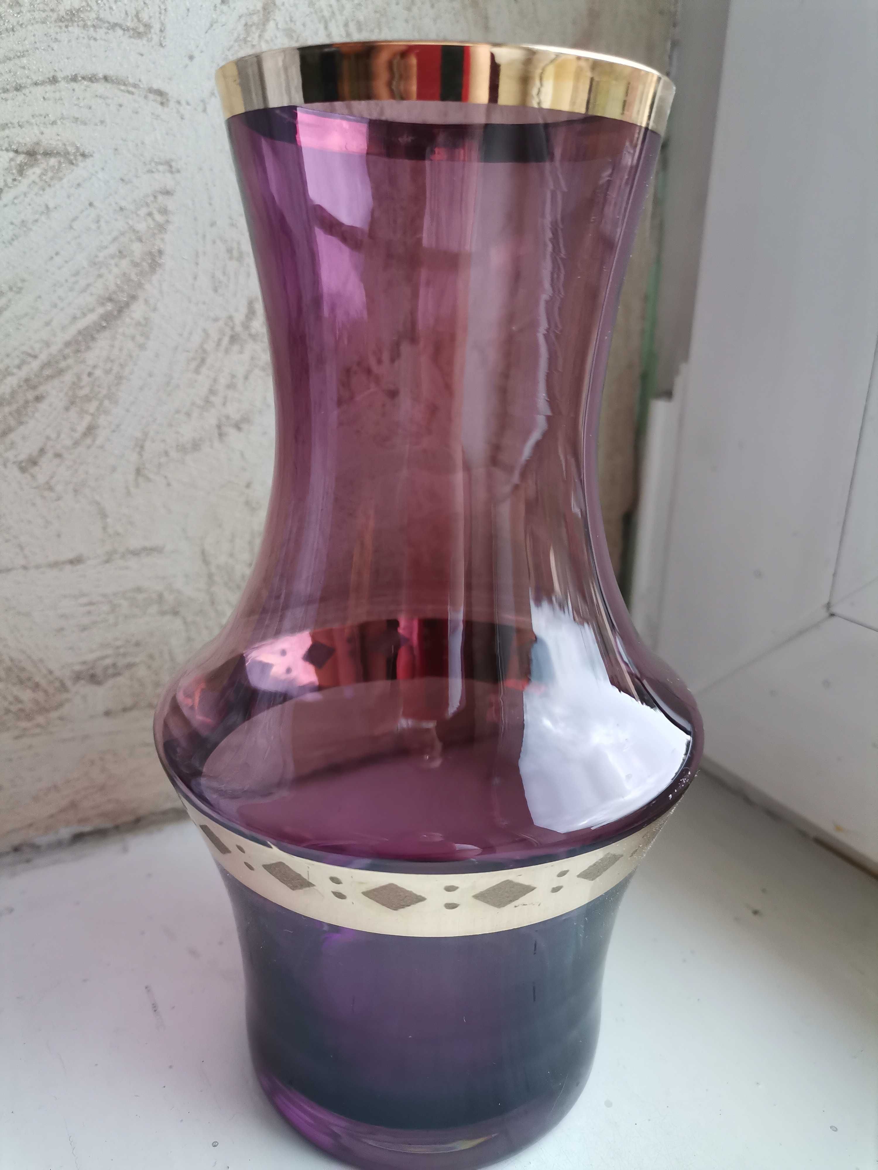 Szklany fioletowy wazon