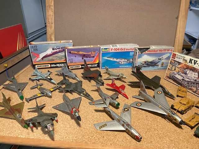 Aviões miniatura em plástico