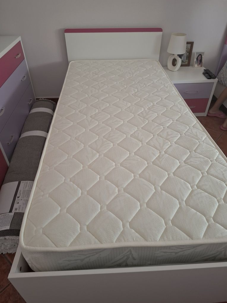Cama Nova Branca e Rosa