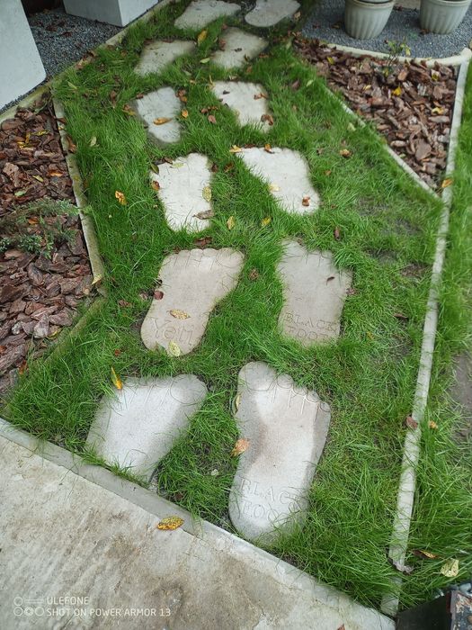 Бруківка-Стопа велетня бетона