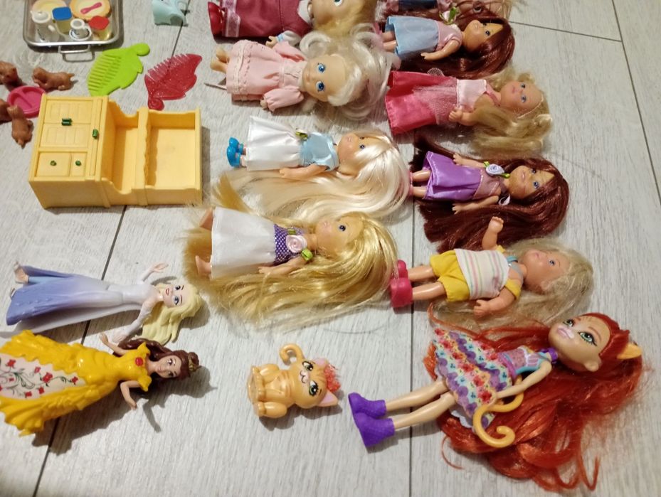 15 małych laleczek z ubrankami i akcesoriami