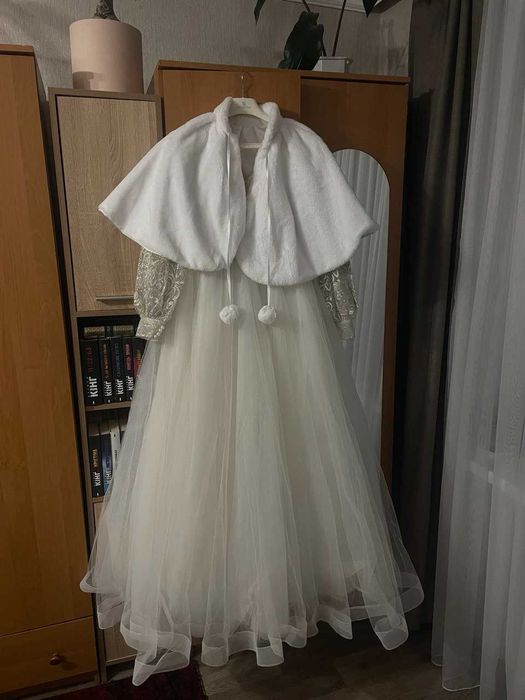 Весільне плаття, шубка та кольца