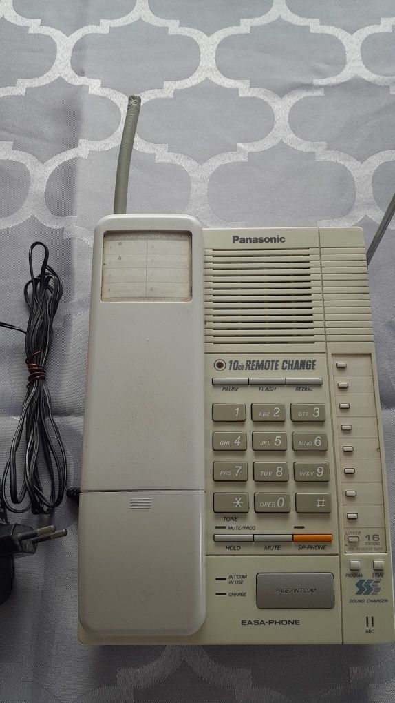 Telefon stacjonarny bezprzewodowy Panasonic.