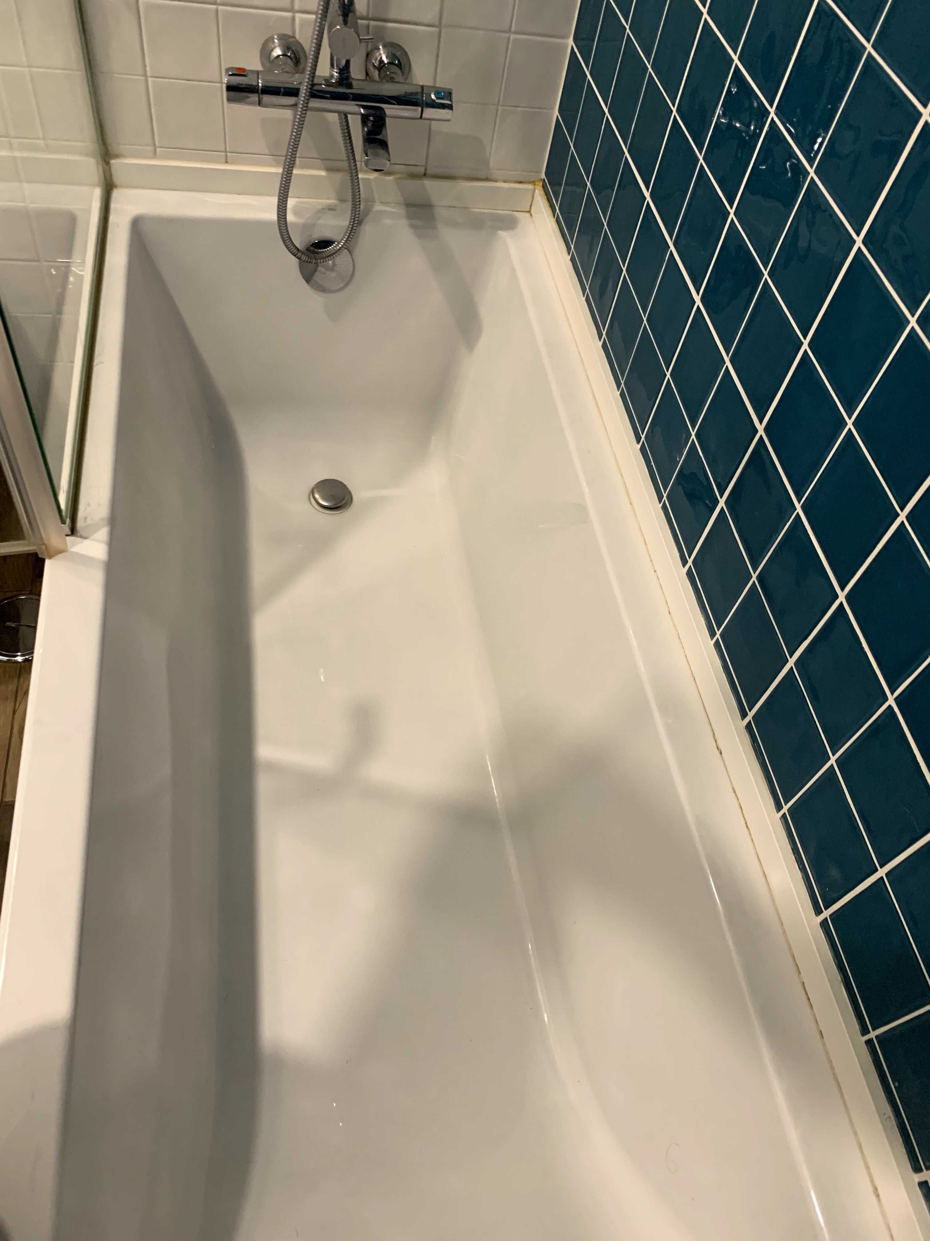 Banheira sanitana com estrutura e resguardo em vidro