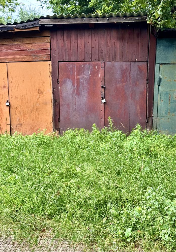 Продаж 3 х кім .кв . 1/5 + гараж в дворі, ідівідуальне опалення, центр