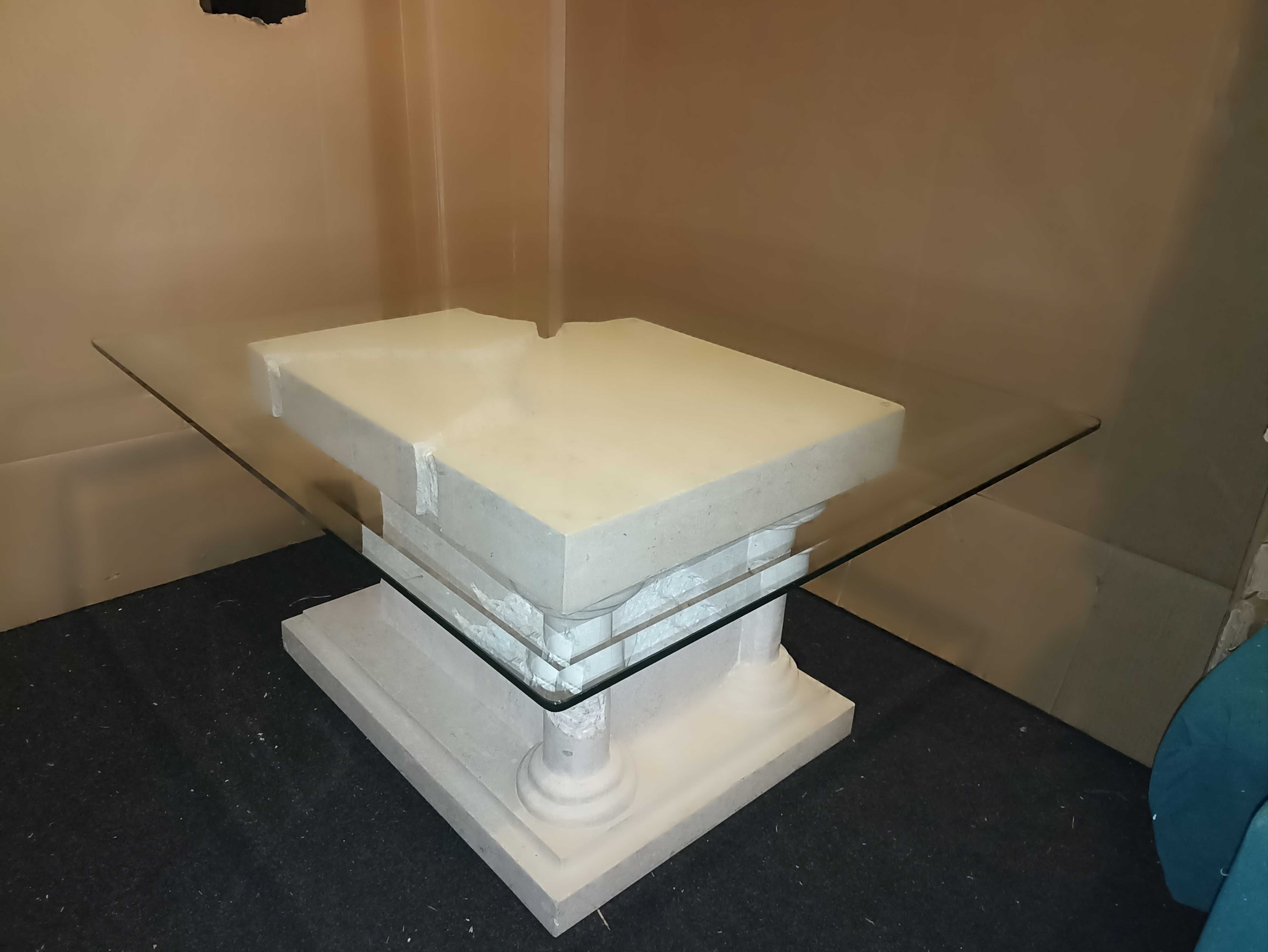 Mesa de centro em pedra com tampo em vidro