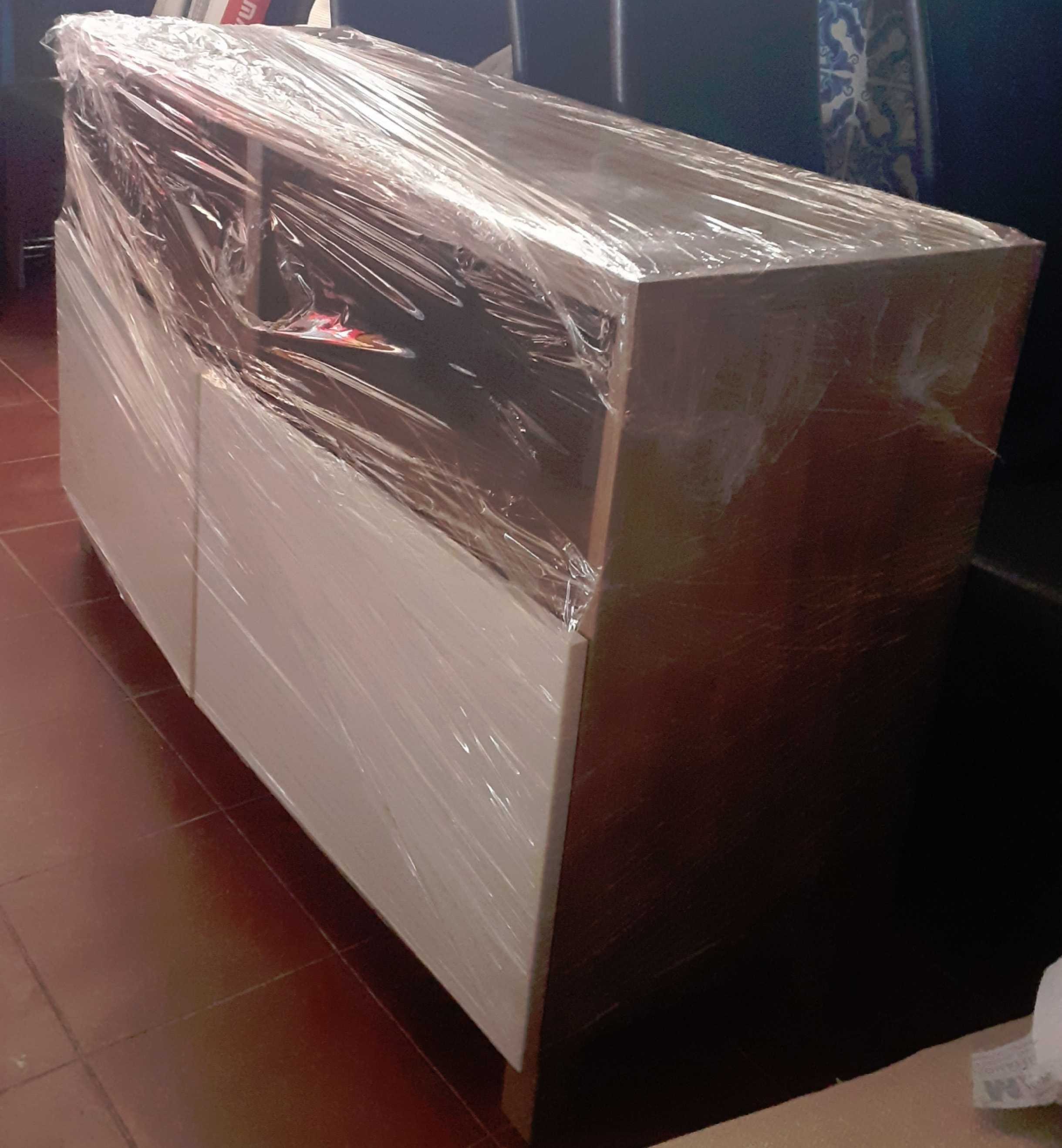 Móvel de TV com portas