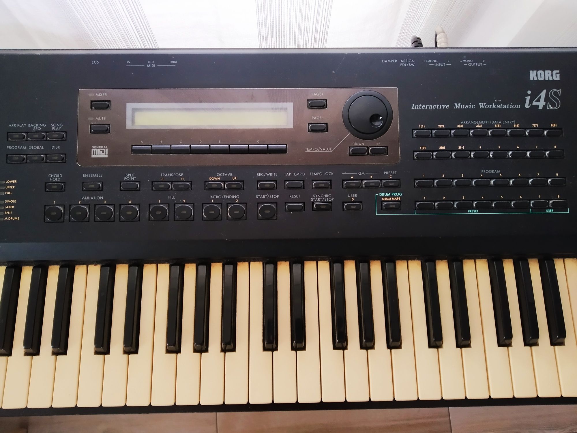 Organy Korg i4S ze stojakiem