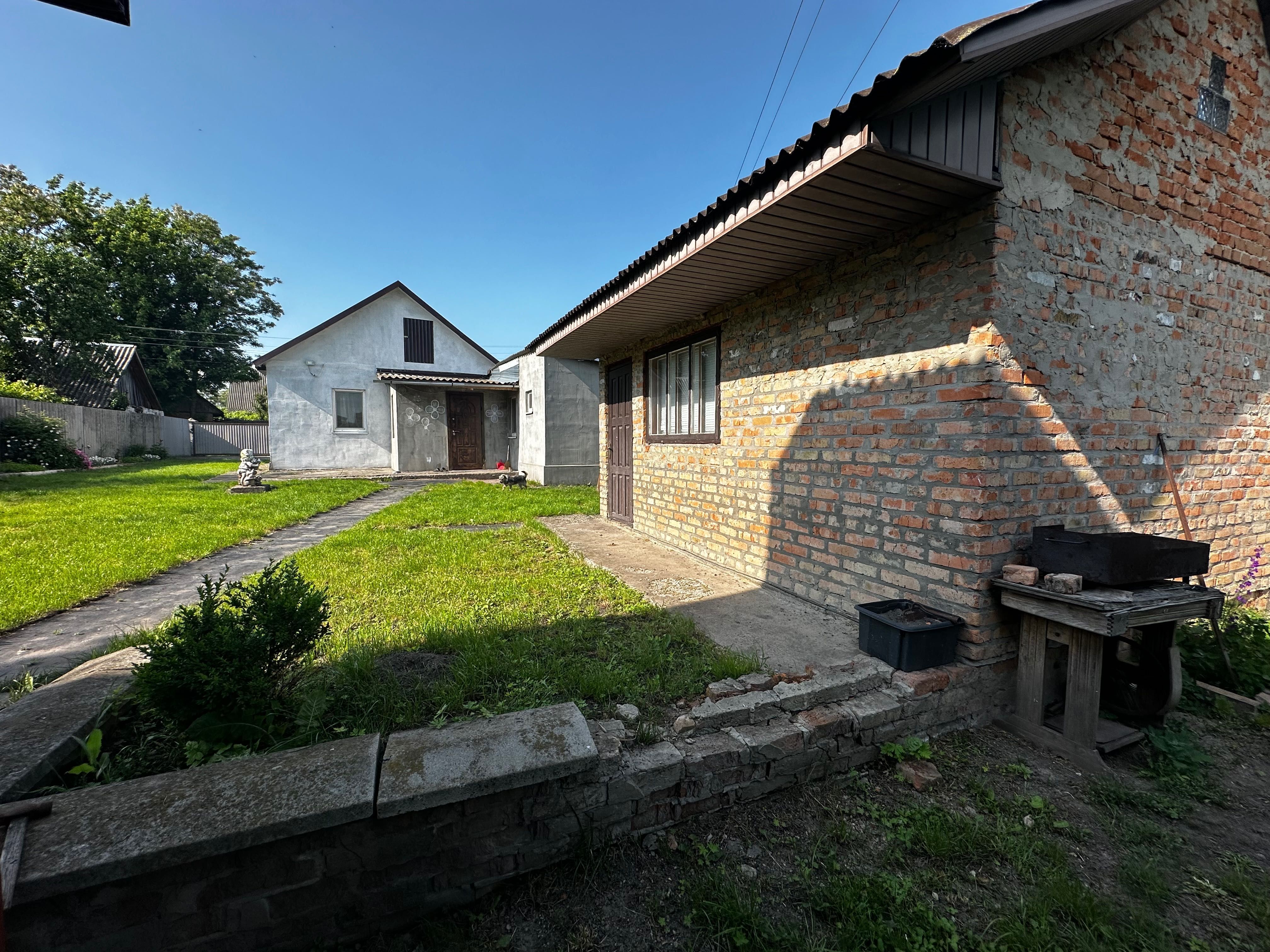 2 будинки на одному подвірʼї  / Гребінки