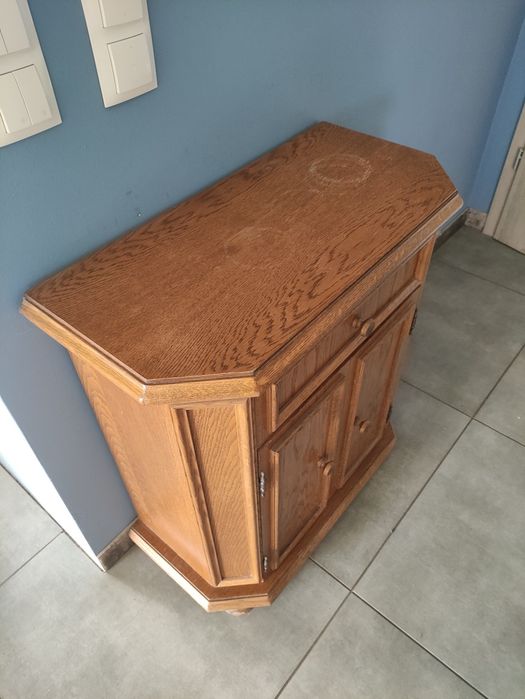 Mała, zgrabna komoda