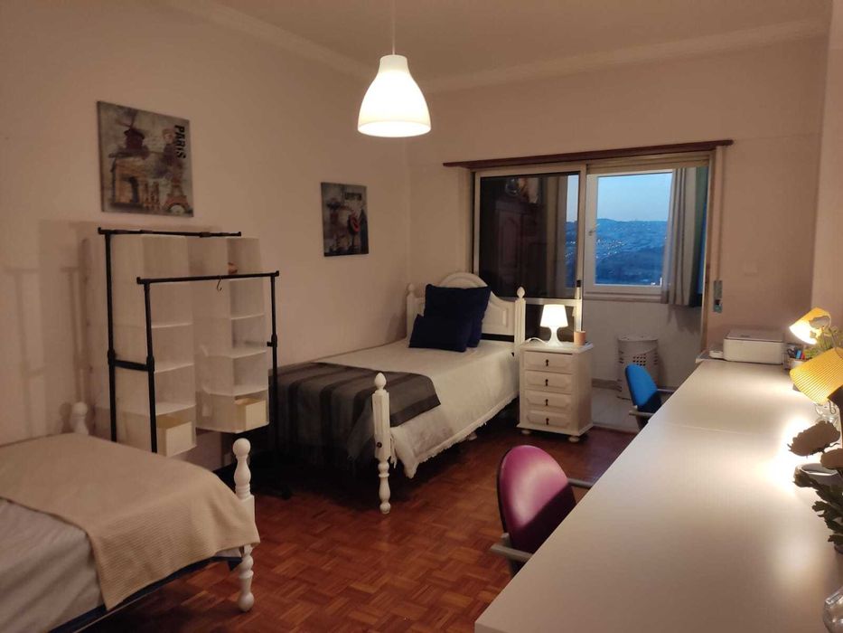 Quarto Estudantes Universitárias –2 AMIGAS-Metro à Porta