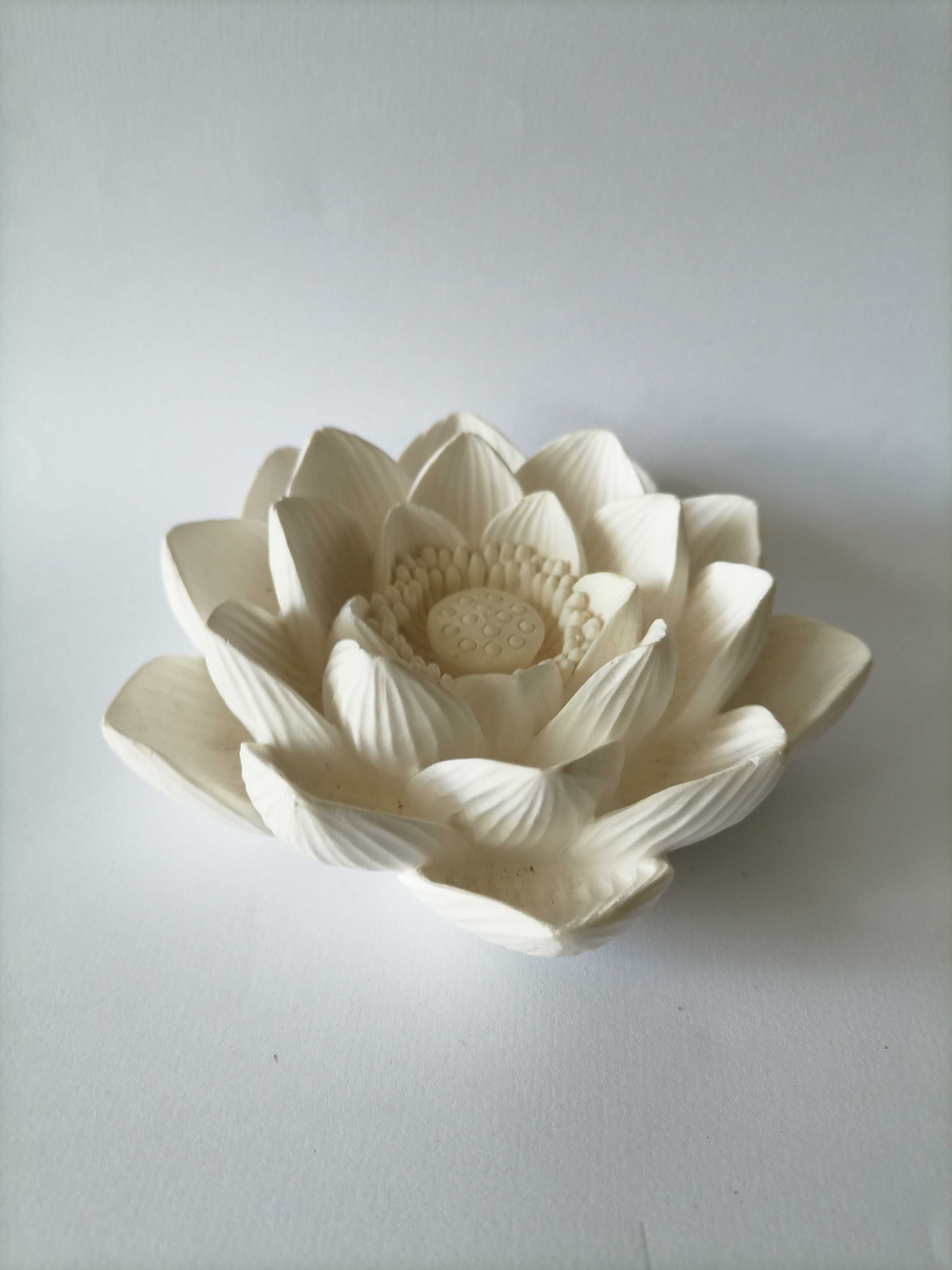 Biały kwiat lotosu do zapachowych esencji ceramika glinka