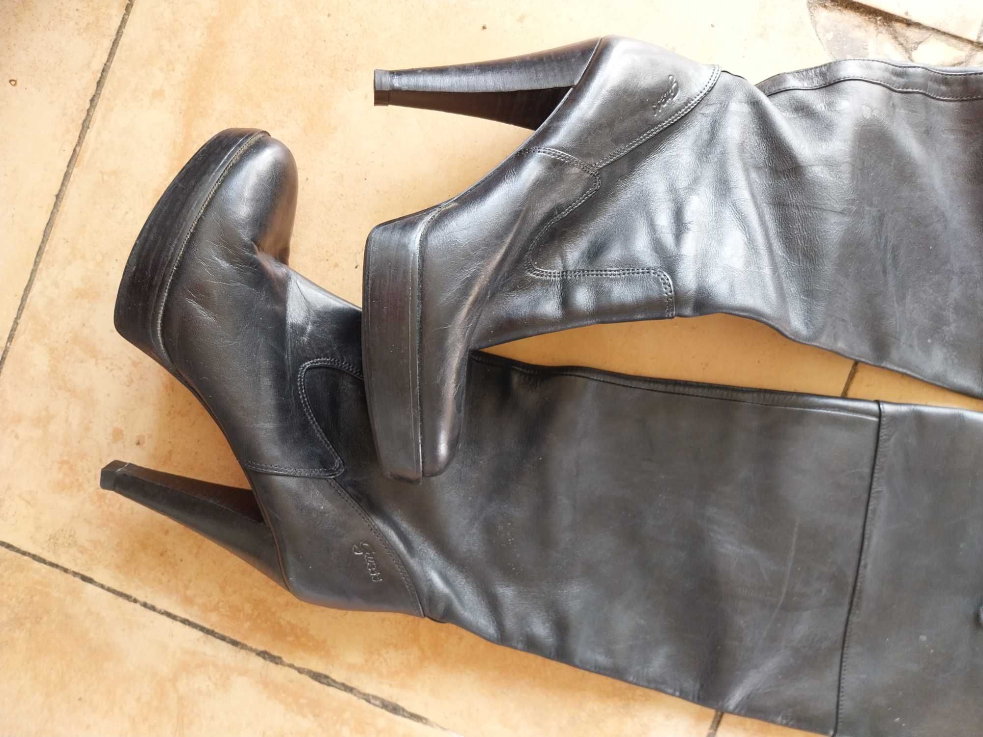 Botas pretas da Gess tamanho verdadeiro