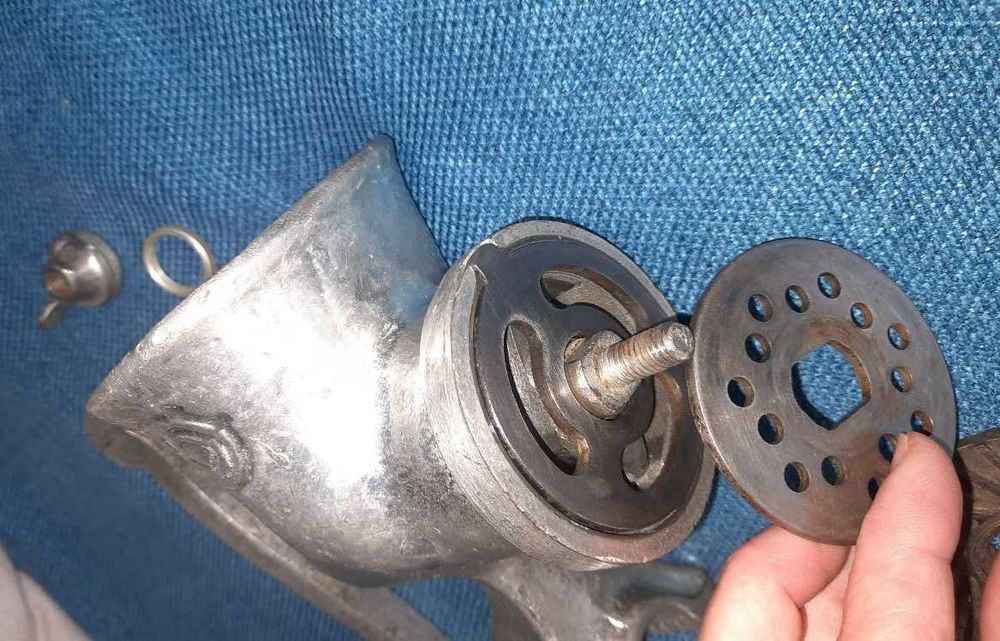 М'ясорубка механічна з 2 ножами, вставкою для маку, клеймо 5Д-70 1970