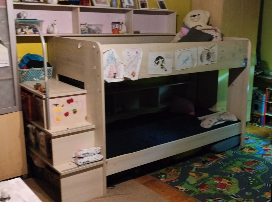 Łóżko piętrowe z wieloma półkami