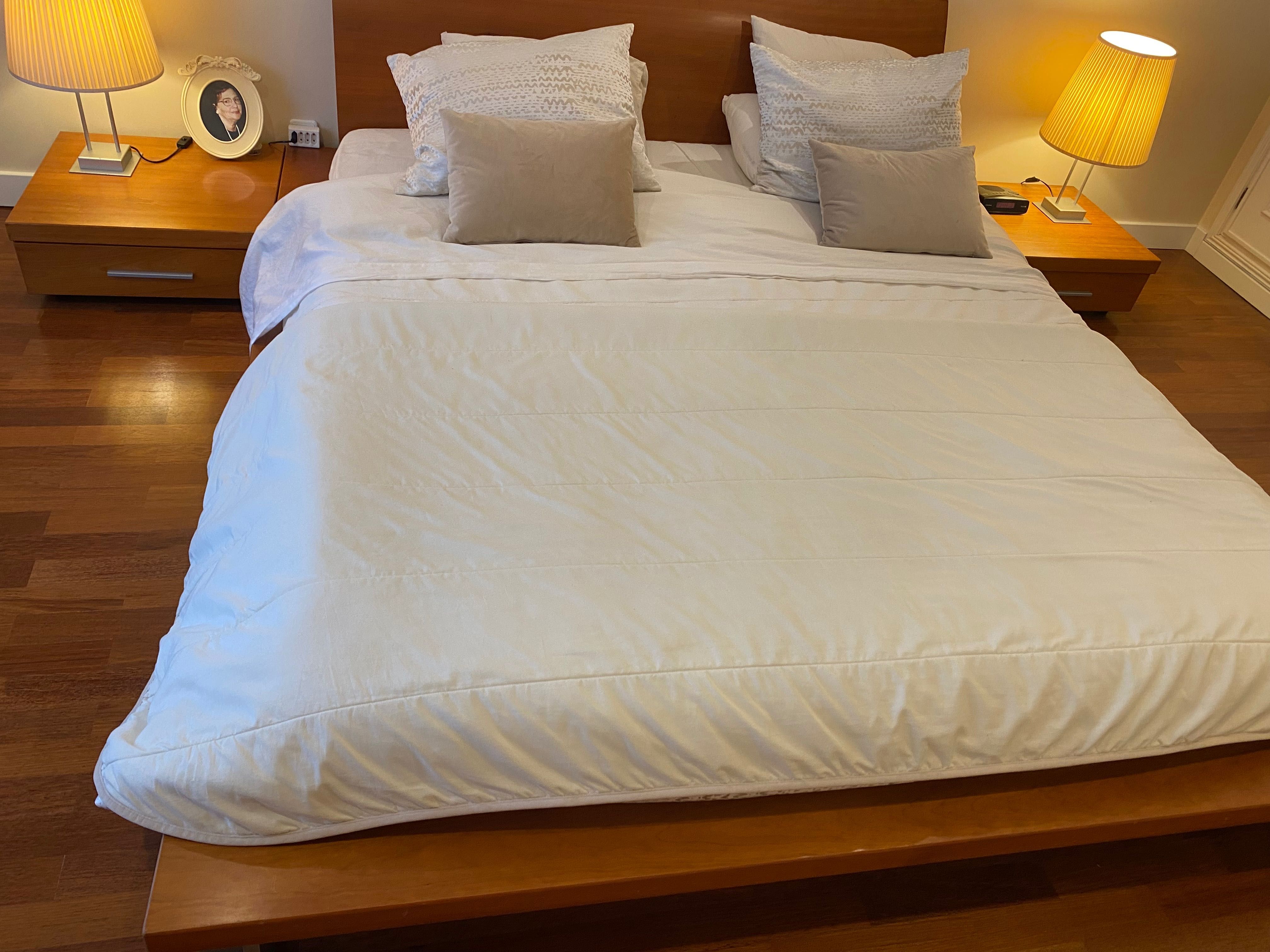 Cama de casal king size e mesas de cabeceira