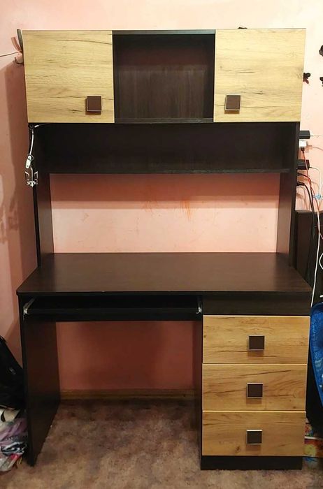 Дитячий стіл з шафою