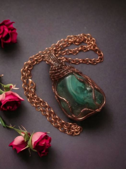 Niepowtarzalny duży wisiorek na łańcuszku  z malachitu i miedzi