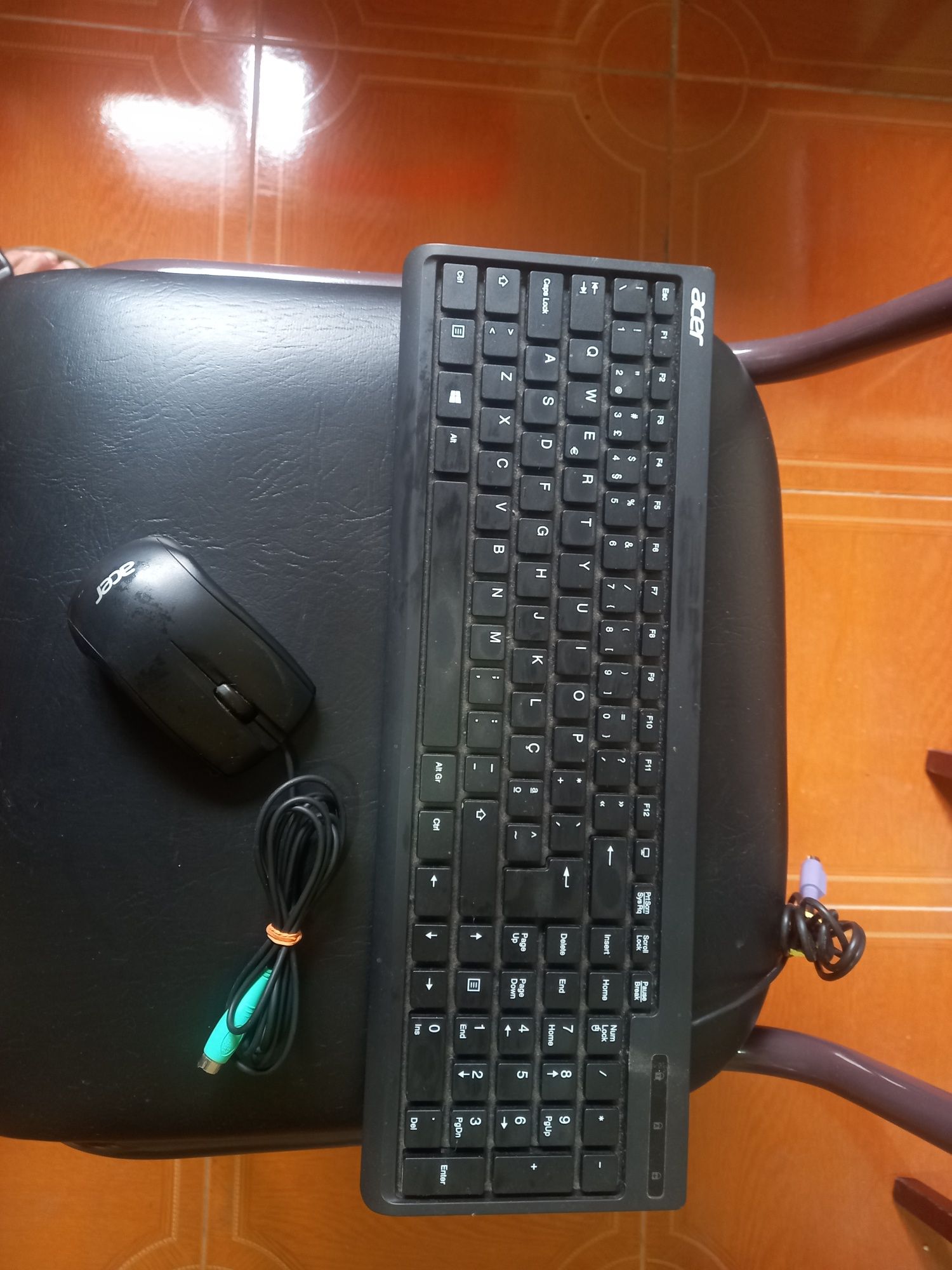 Computador - Monitor - Teclado - Rato - Colunas