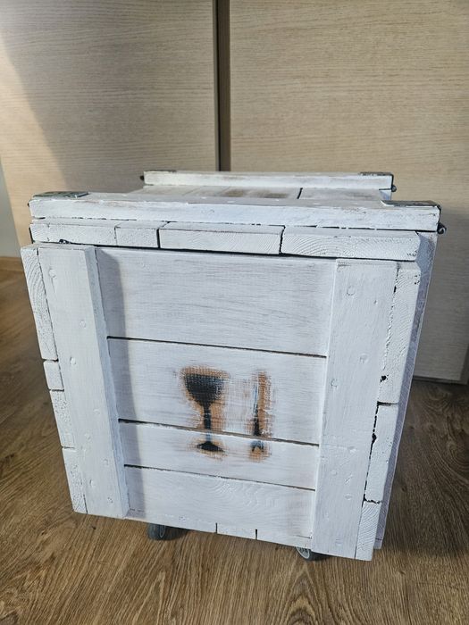 Skrzynia wojskowa na kółkach