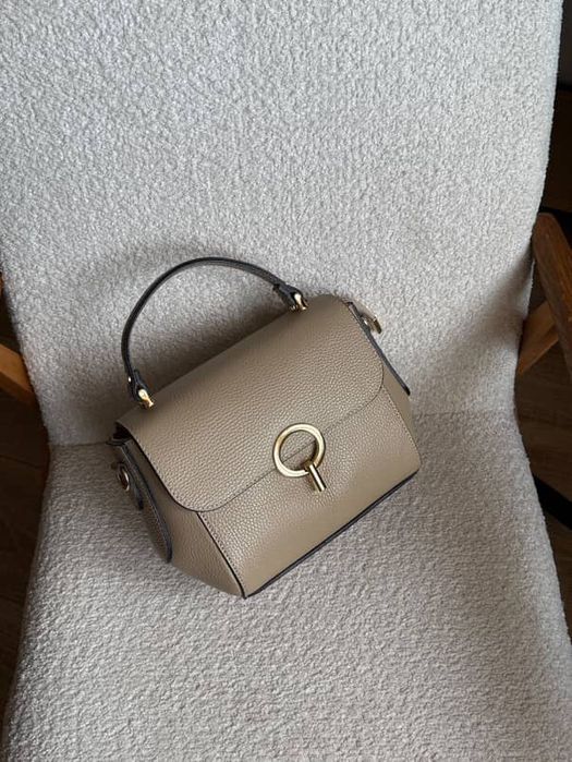 Каркасна сумка середнього розміру, вмістка. В середені на підкладці.