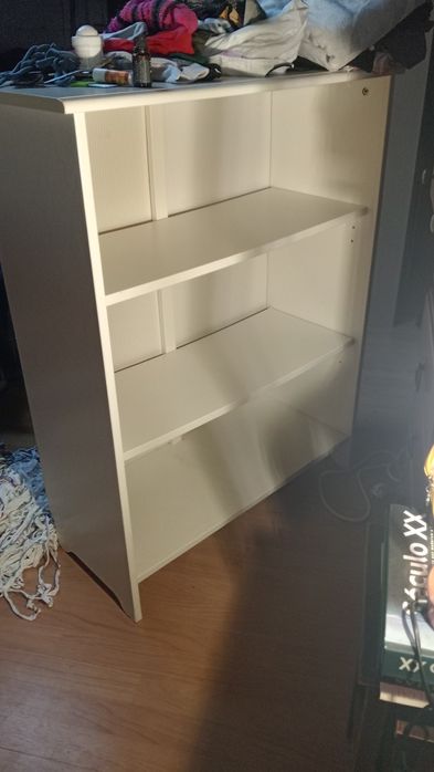 Estante branca para livros ou outros
