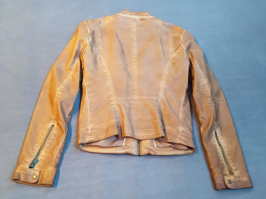 Brązowa kurtka ramoneska