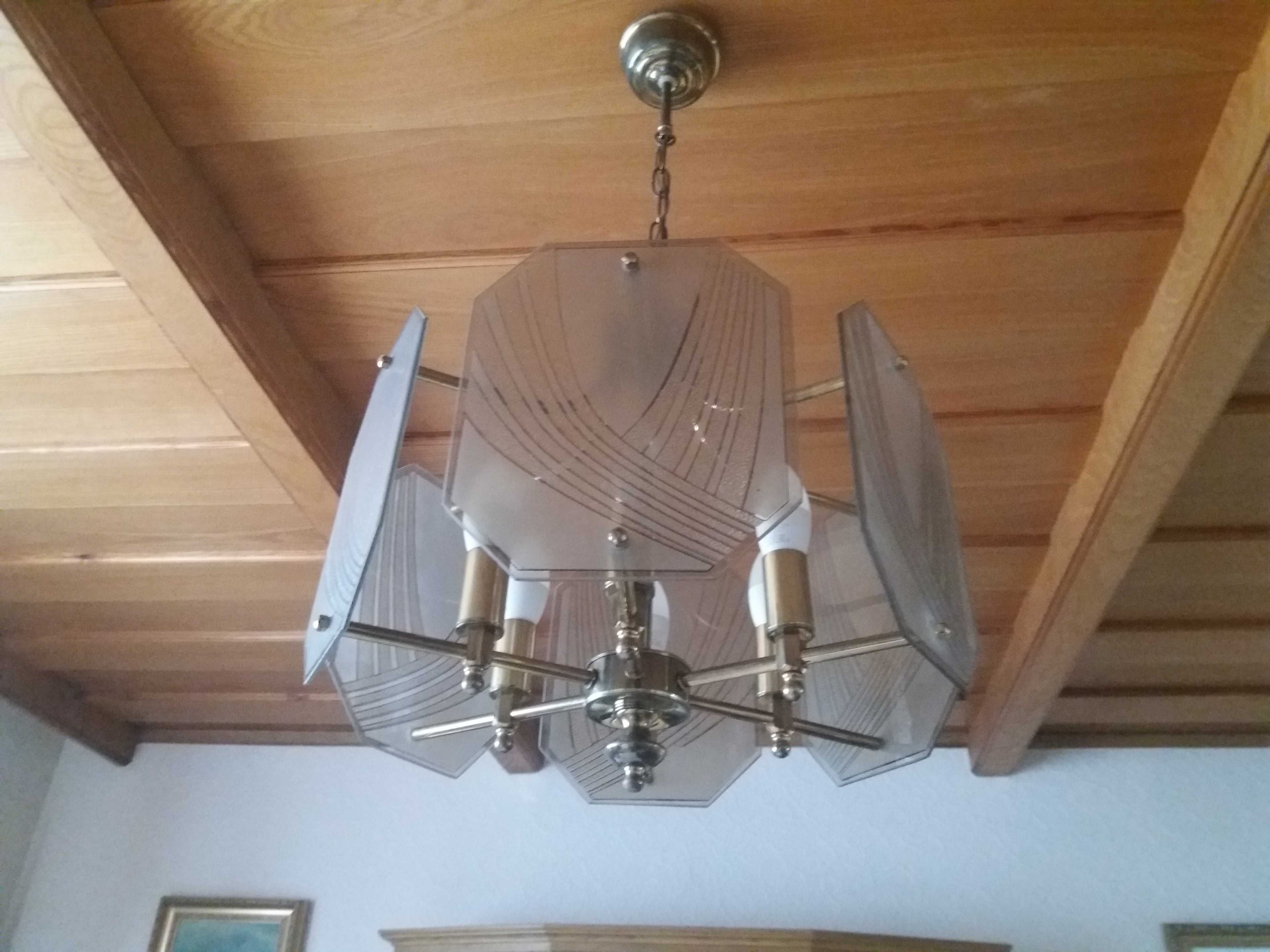 lampa wisząca zadbana z żarówkami
