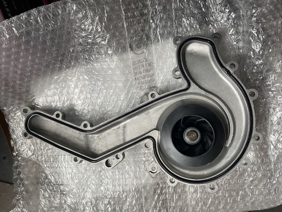 Помпа водяная Audi Q7,4M,3,0(5.0)tdi,мягкий гибрид,210KW,286HP,2019год