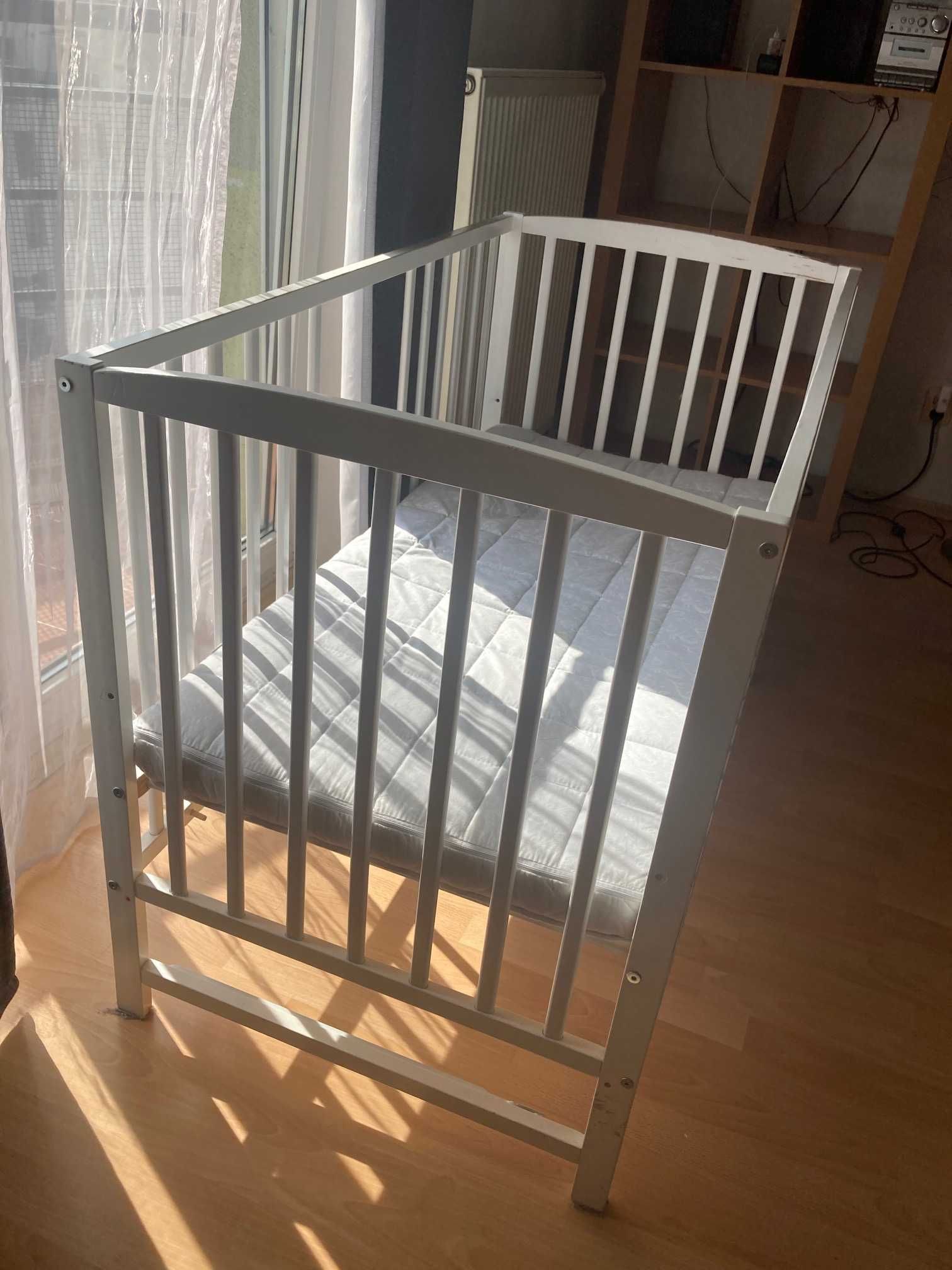 łóżeczko dla dziecka, materac x2, krzesełko do karmienia