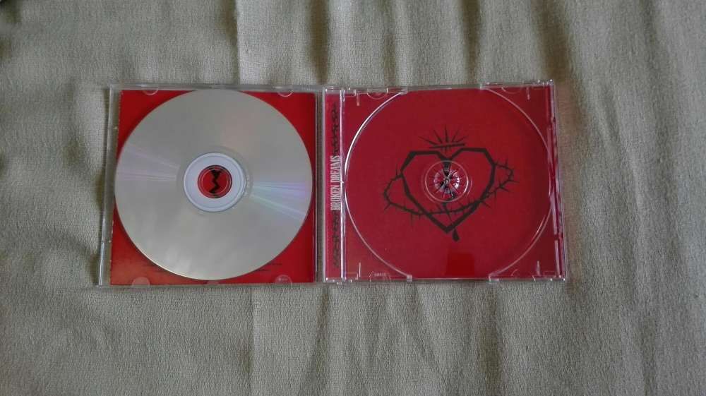 CD coletânea "Broken Dreams" em optimo estado de 2005.