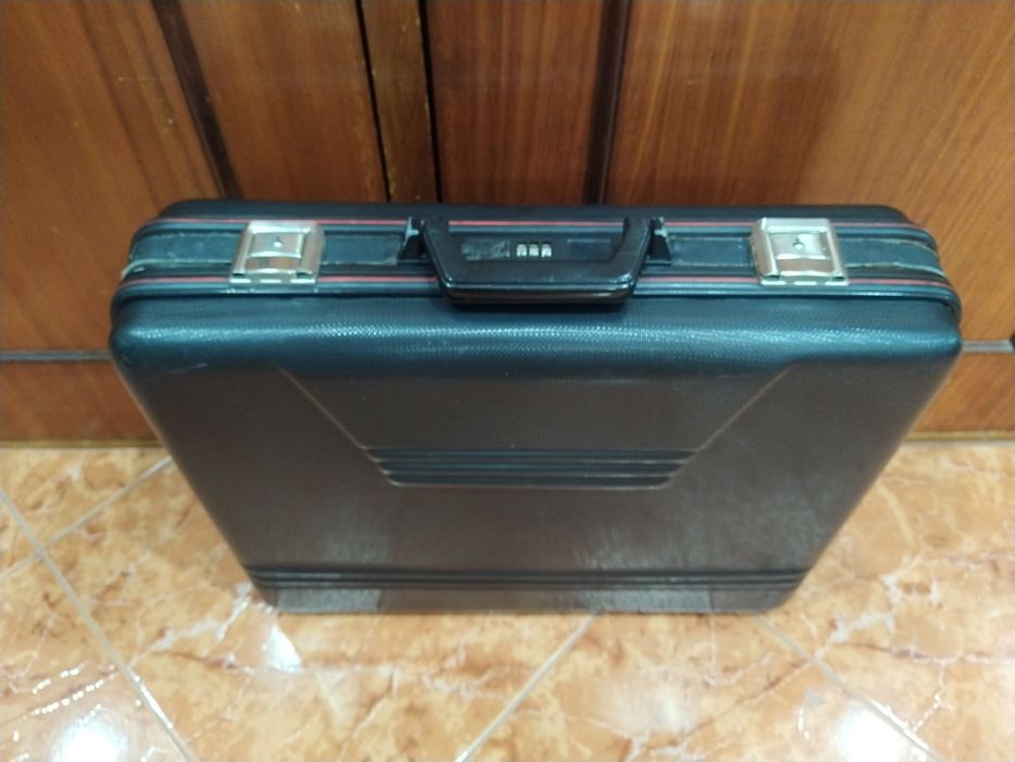 Mala de negócios ou pasta executiva casa quarto apartamento vivenda.