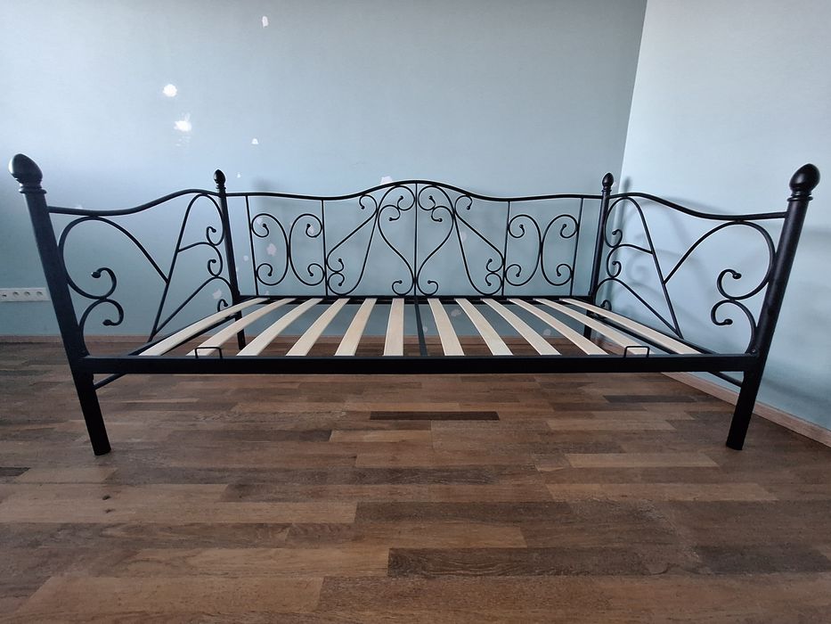 Łóżko pojedyncze 90x200 z metalowymi zdobieniami + materac