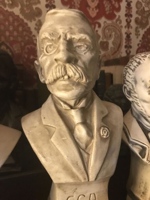 Bustos de Eça de Queiroz