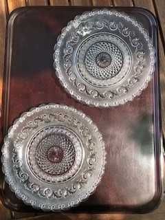 pratos e taça antigos muito trabalhados