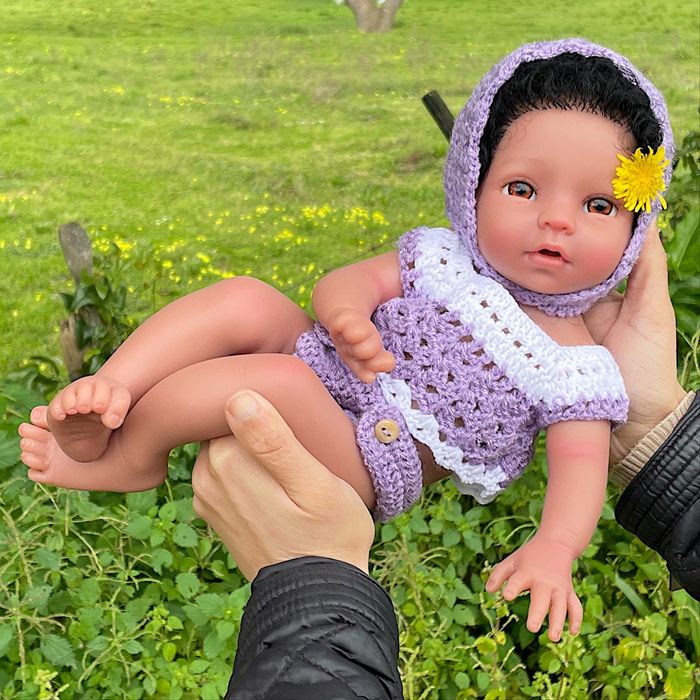 Boneca bebé reborn corpo inteiro silicone pele escura com cabelo