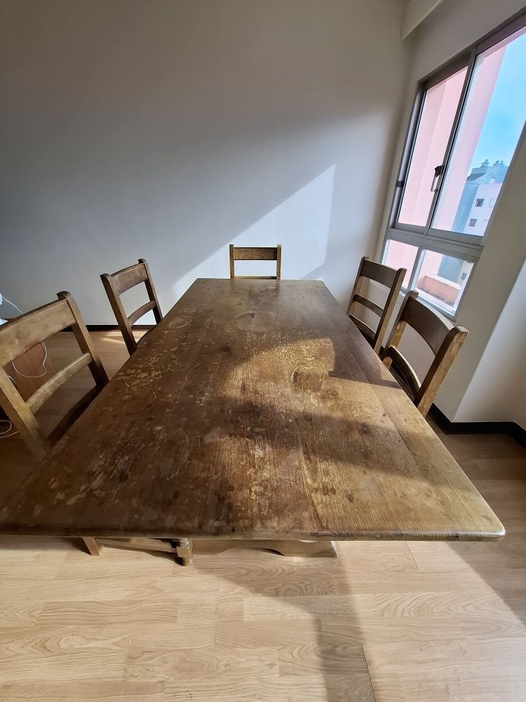 Vendo mesa com 8 cadeiras