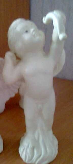 stojący aniołek z łukiem