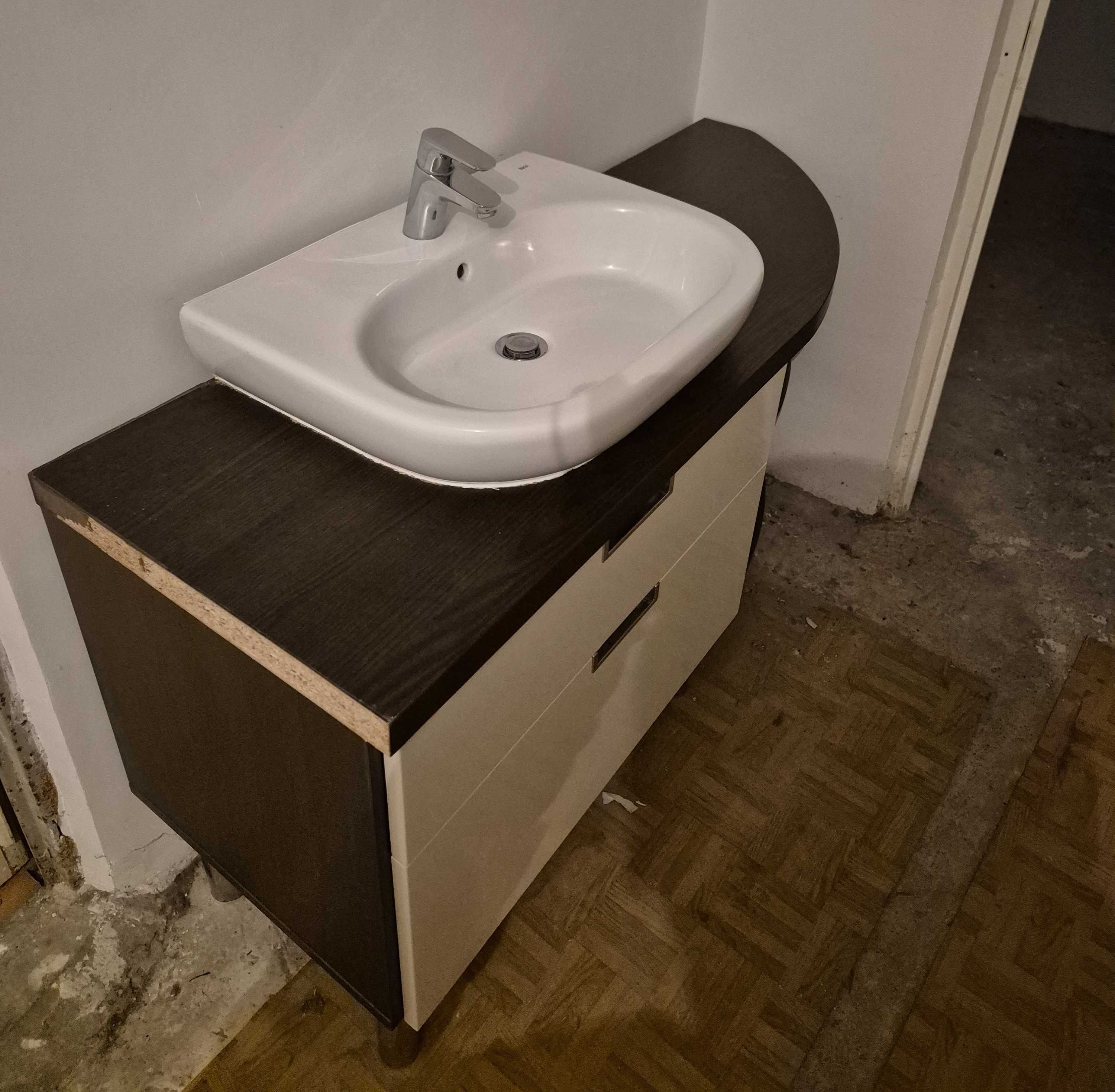 Szafka łazienkowa 134 cm z umywalką Roca i baterią Hansgrohe