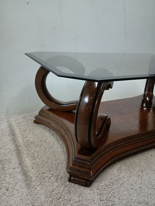 Mesa de centro em madeira de castanho com tampo em vidro . 
Medidas: 9