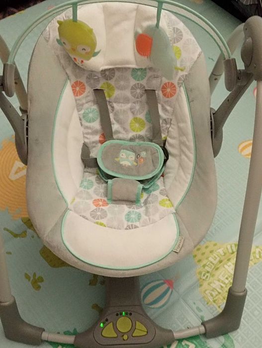 Baloiço musical compacto e dobrável