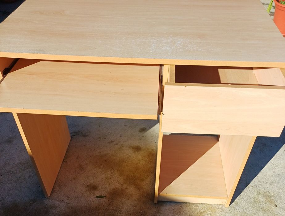 Secretária em  bom estado